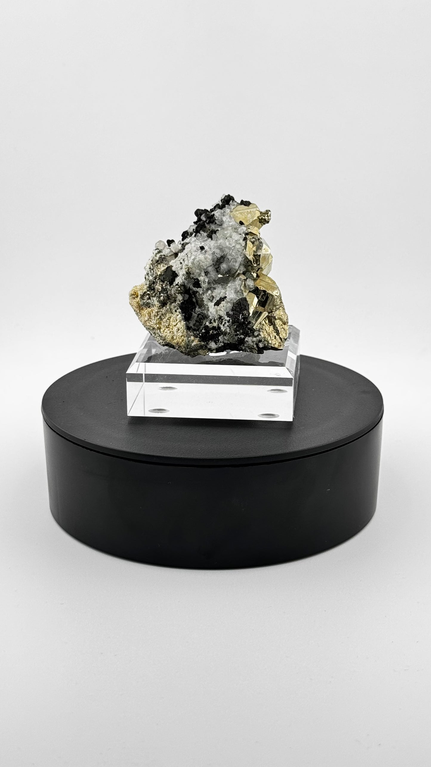 Apatite & Sphalerite – Huanzala Mine, Ancash, Peru