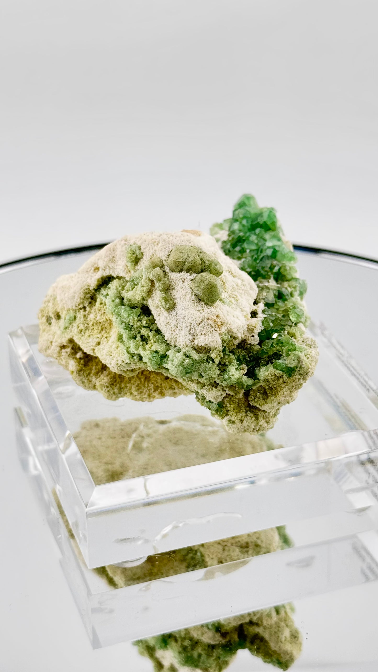 Demantoid auf Matrix – Antetezambato, Madagaskar, 270g