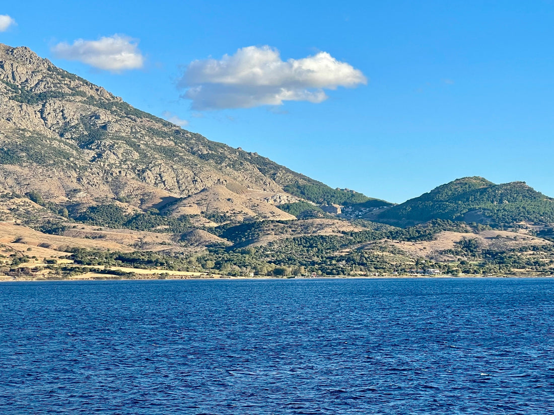 Küstenlandschaft von Samothraki mit Fengari-Berg im Hintergrund