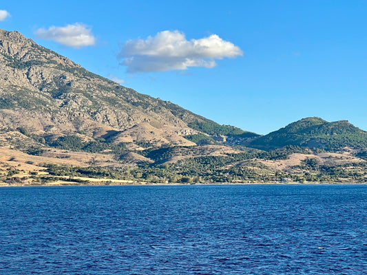 Küstenlandschaft von Samothraki mit Fengari-Berg im Hintergrund