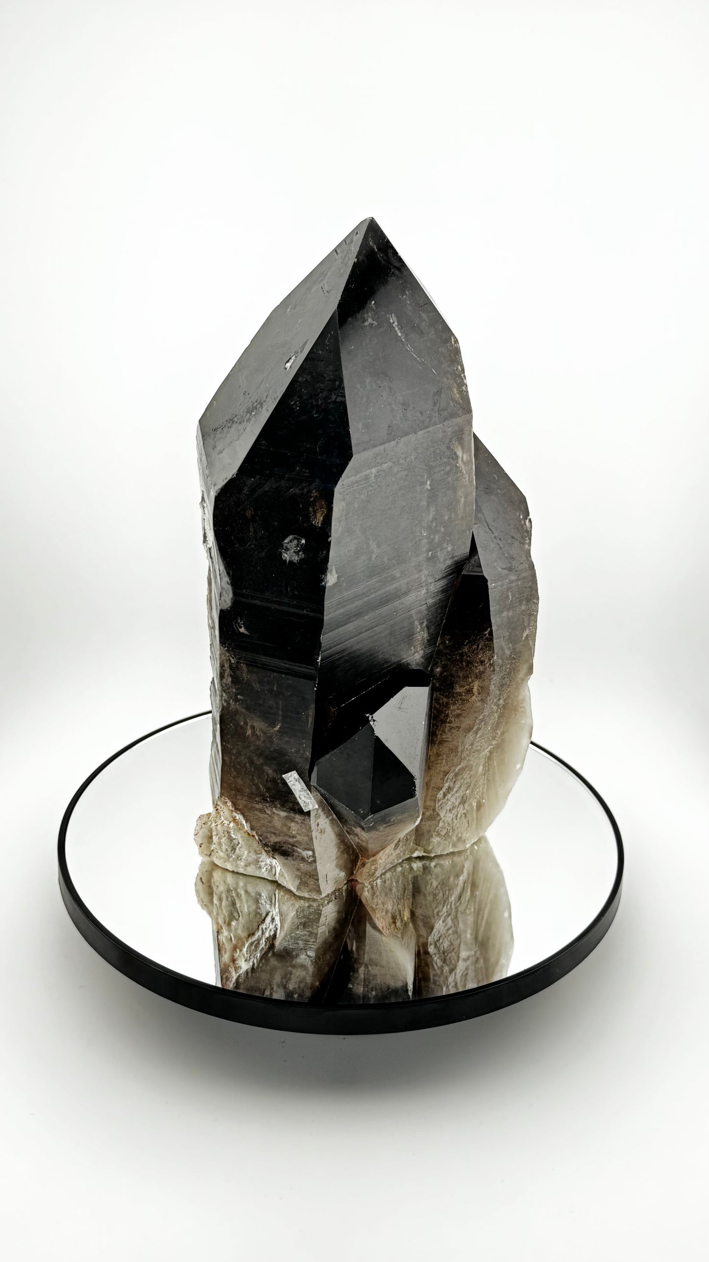 Frontalansicht - Rauchquarz-Kristall Zepter mit natürlichen Farbzonen
