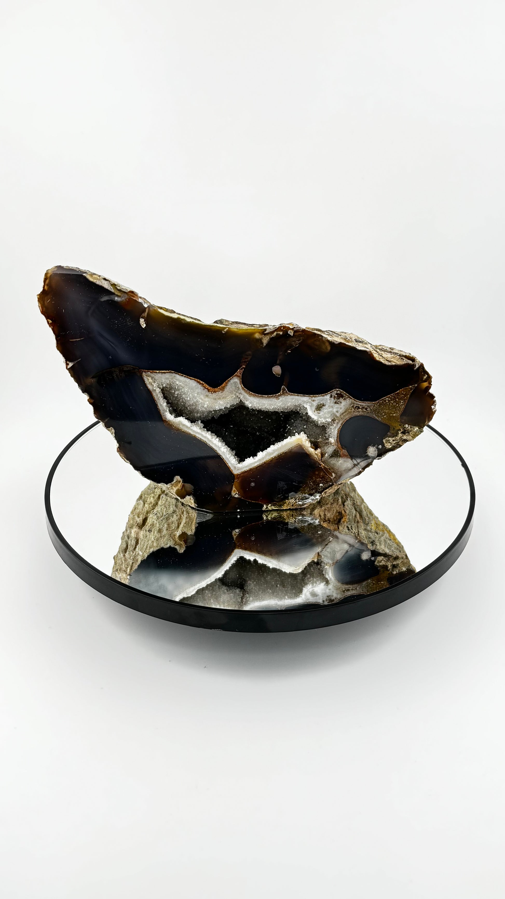 Frontalansicht - Achat-Geode mit Quarz-Drusen und braunen Bändern, Brasilien
