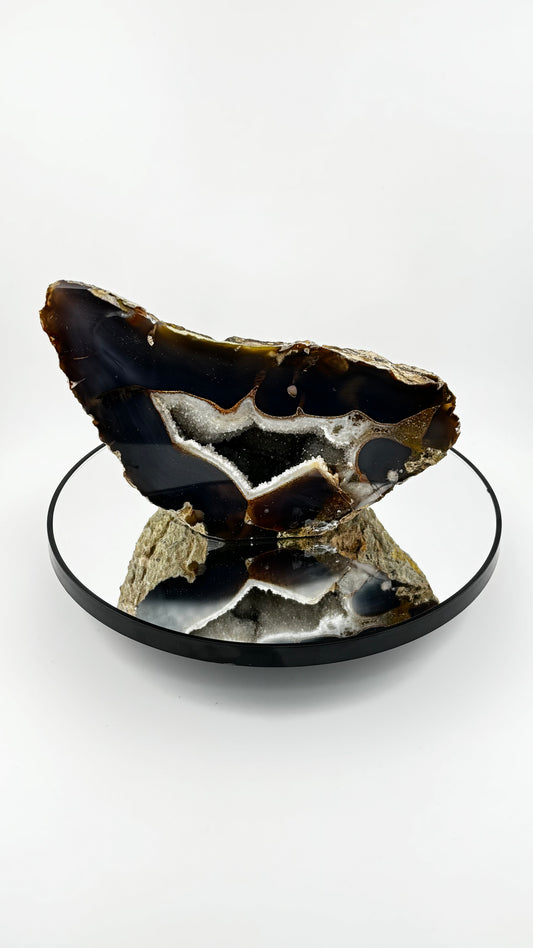 Frontalansicht - Achat-Geode mit Quarz-Drusen und braunen Bändern, Brasilien
