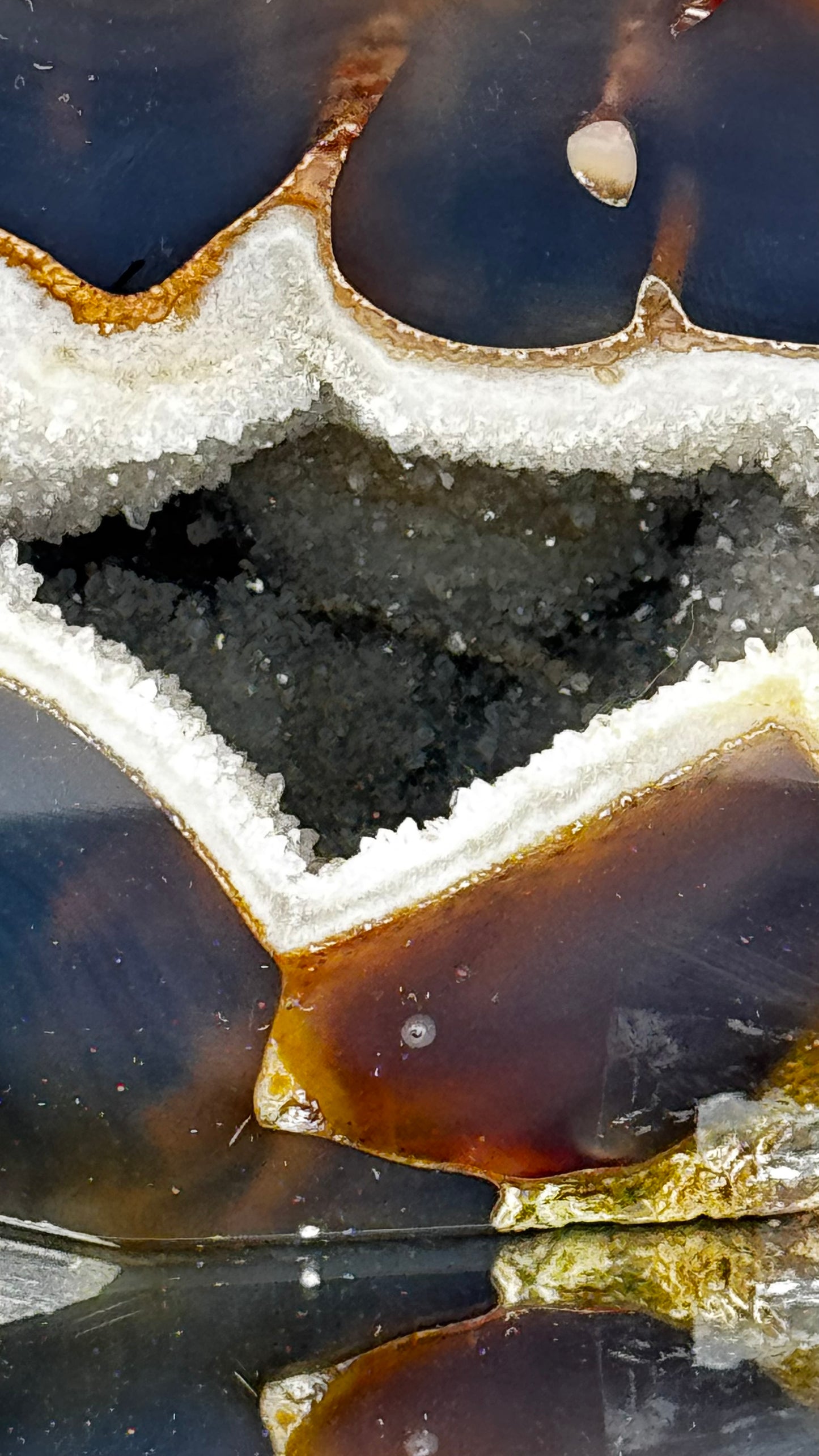 Agate geode with quartz druses – amber &amp; honey brown – Brazil, 1.8 kg