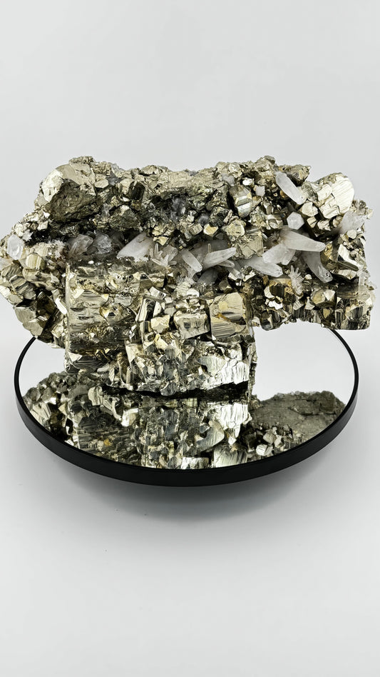 Frontalansicht - Pyrit-Cluster mit massiven Würfelkristallen und Quarz, Huanzala Mine, Peru
