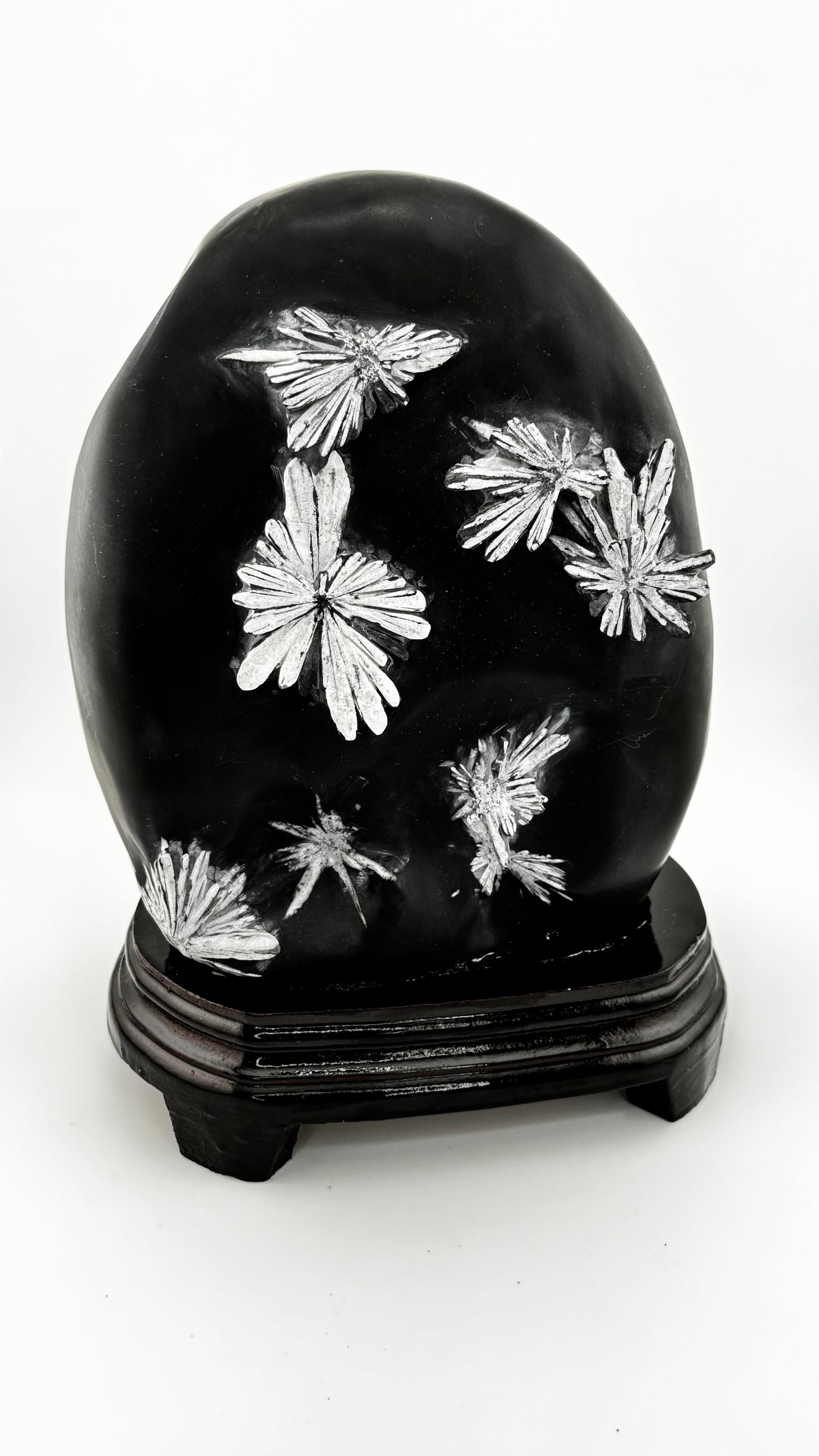 Frontalansicht - Stibnit-Chrysanthemenstein mit silbernen radialstrahligen Kristallen, China
