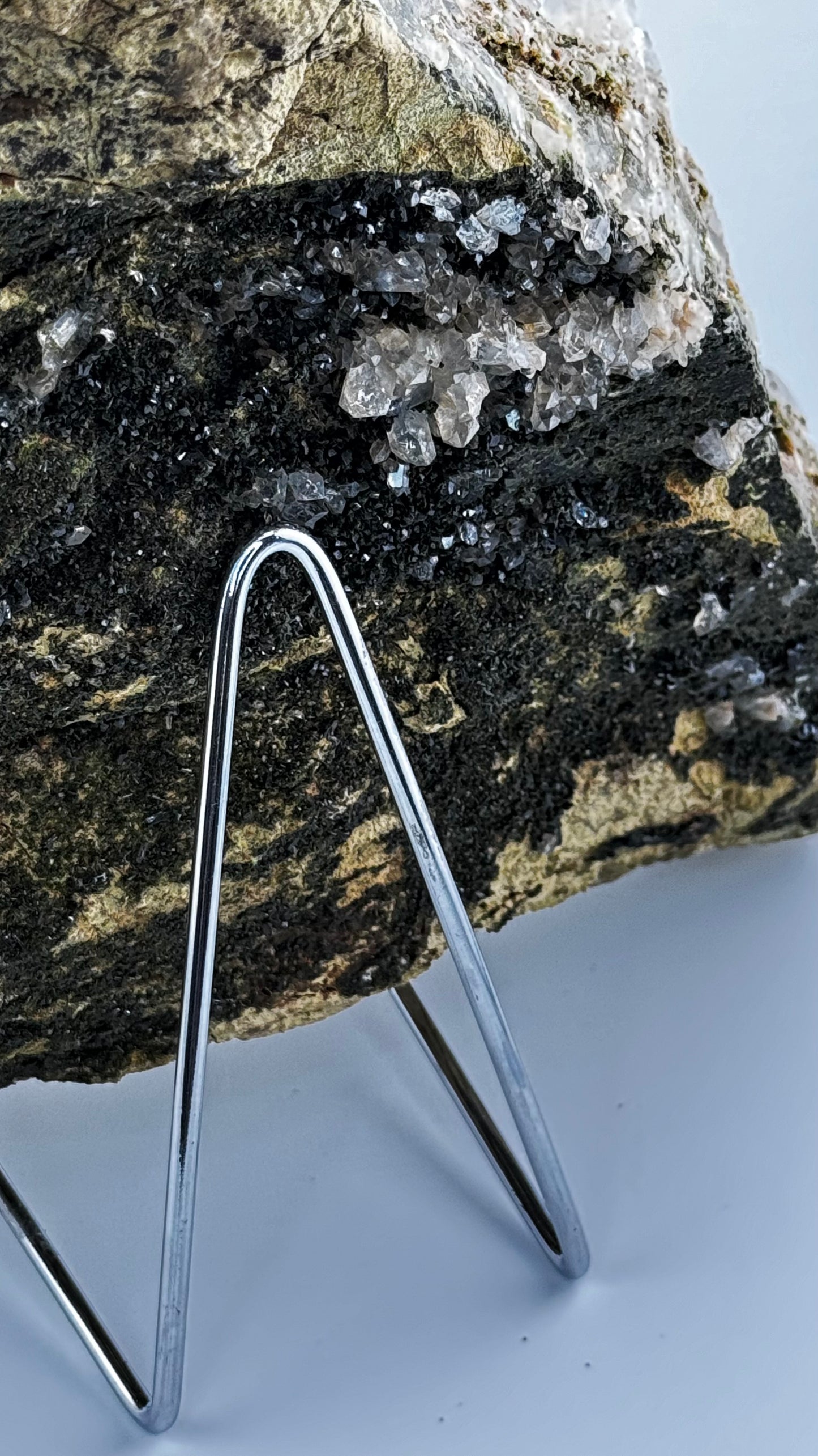 Rock crystal specimen with epidote – Monumental collector's item – Kütahya, Türkiye, 5kg