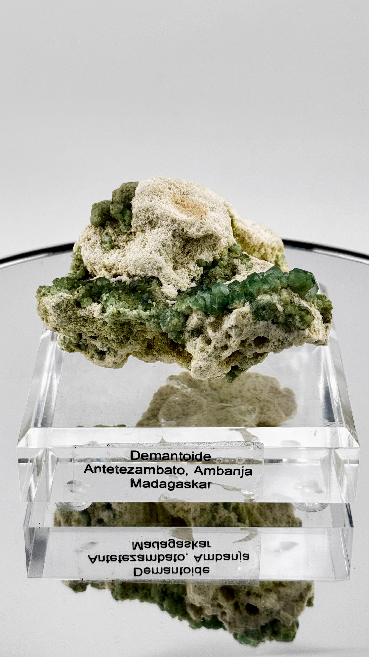 Demantoid Andradit grüne Kristalle Matrix Antetezambato Madagaskar - Kuratierte Kristalle -Kuratierte Kristalle 