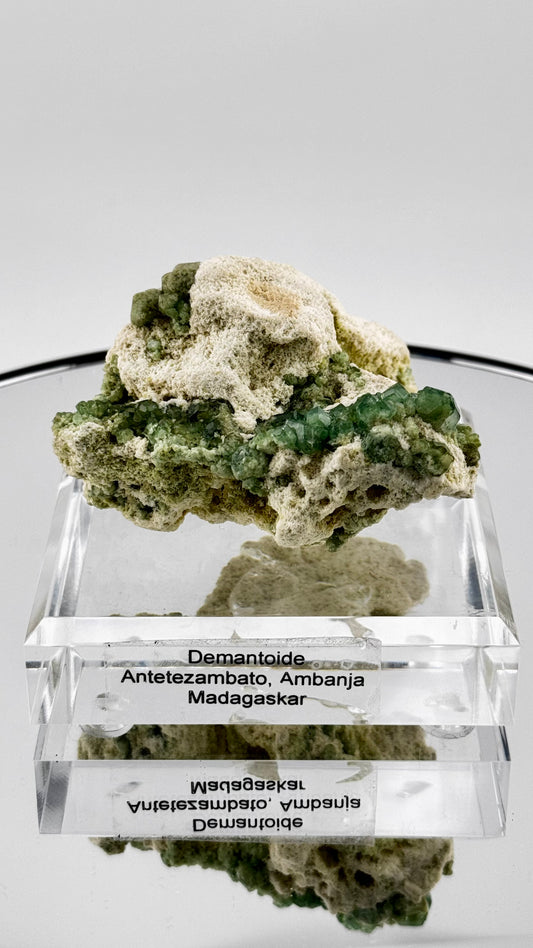 Demantoid Andradit grüne Kristalle Matrix Antetezambato Madagaskar - Kuratierte Kristalle -Kuratierte Kristalle 
