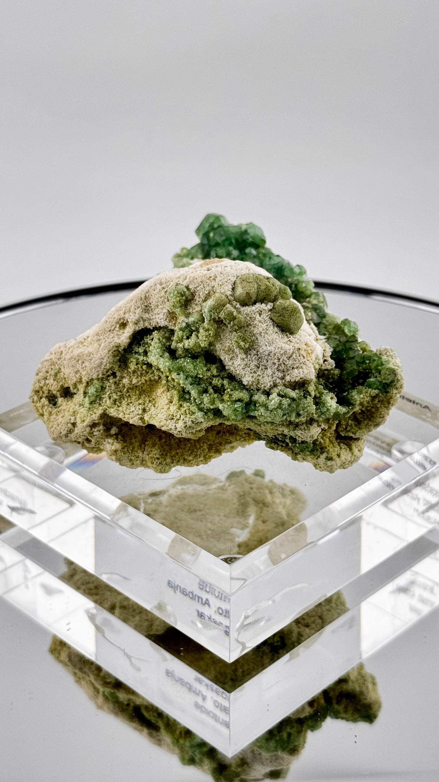 Demantoid auf Matrix – Antetezambato, Madagaskar, 270g