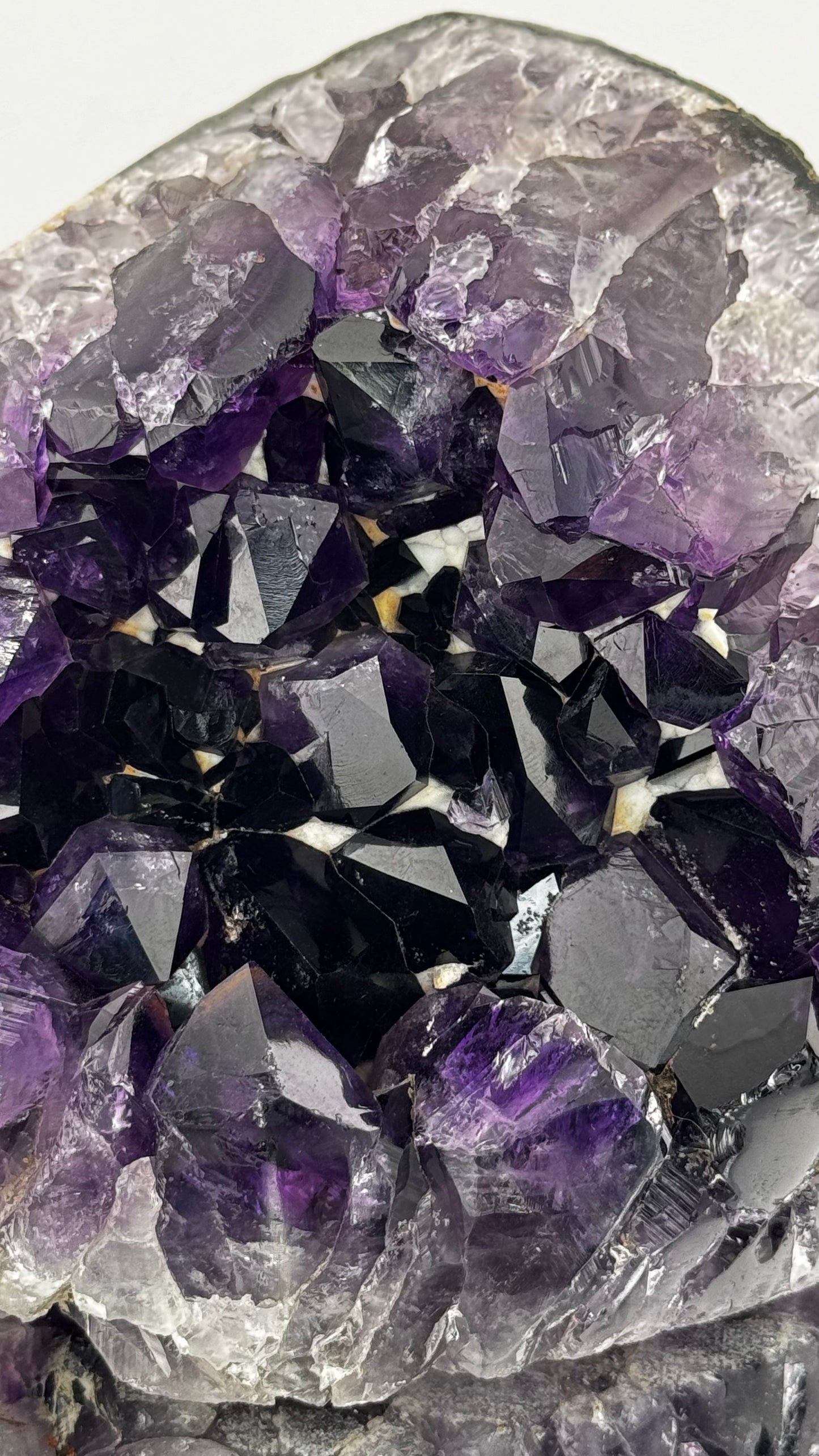 Amethyst-Geode Brasilien extreme Farbtiefe schwarzviolett
