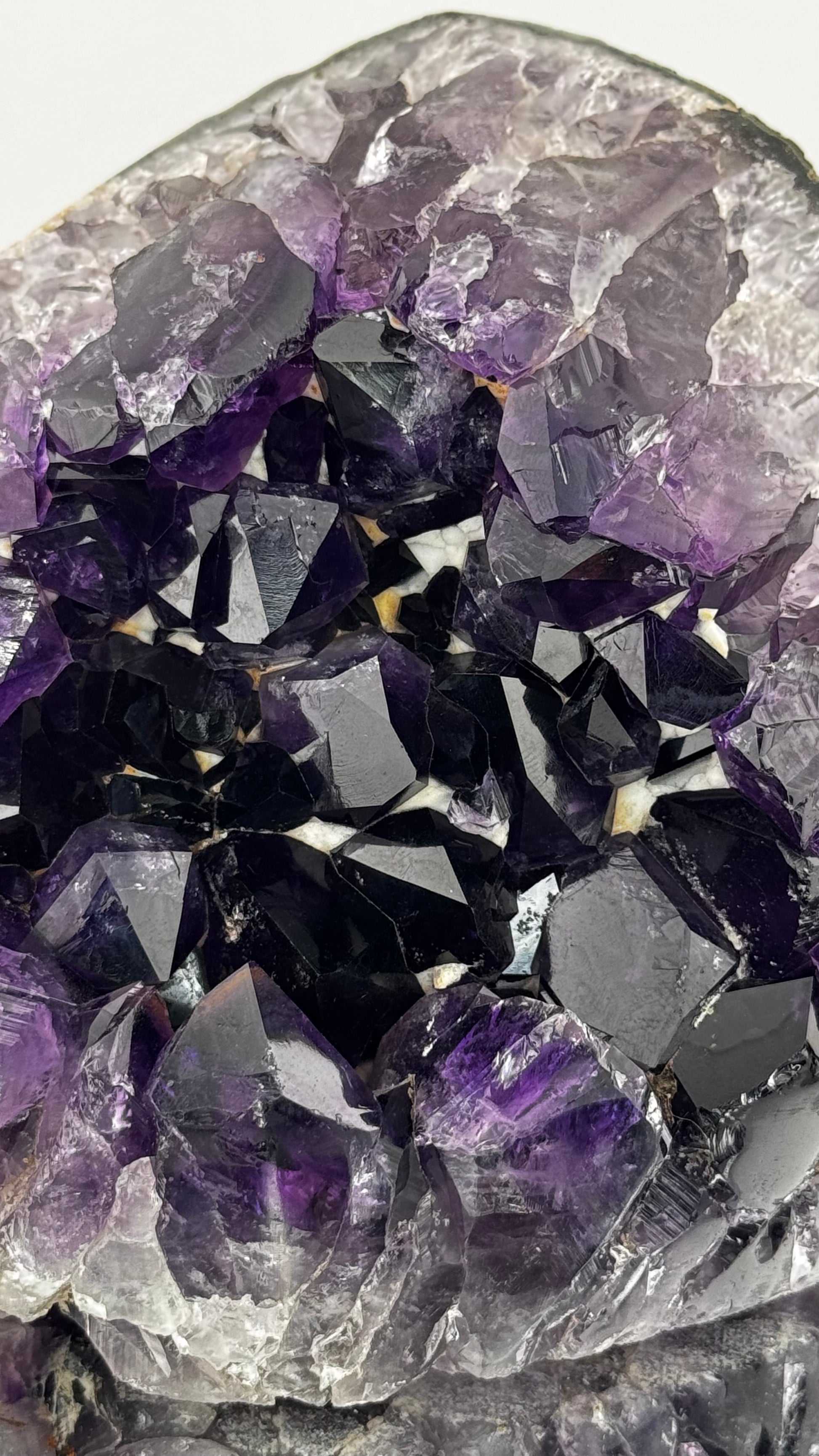 Amethyst-Geode Brasilien extreme Farbtiefe schwarzviolett
