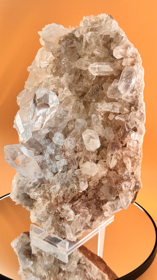 Bergkristall Formation Himalaya 2,7 kg Gesamtansicht naturbelassen Cabinet
